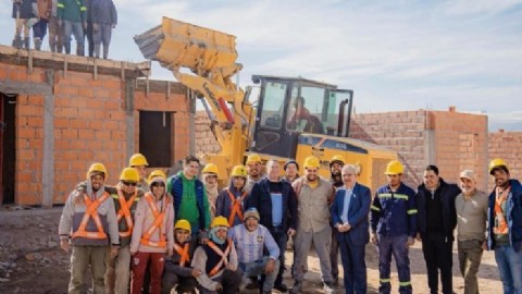 El gobernador Raúl Jalil supervisa la reactivación de obras de vivienda en el Loteo Fernández