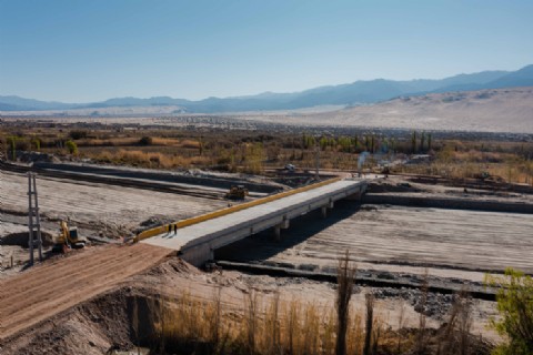 Raúl Jalil realizó una inspección a la obra del puente de Medanitos